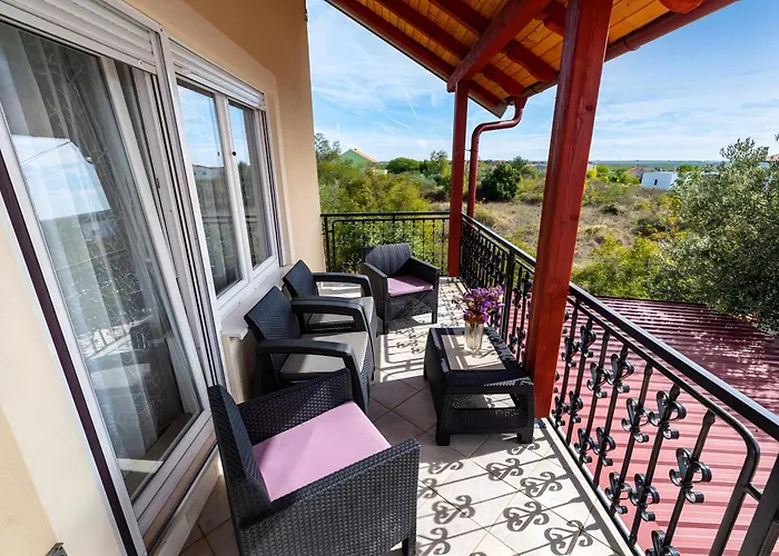 Spacious Joy With Pool And Playground, Suhovare Semesterbostad *