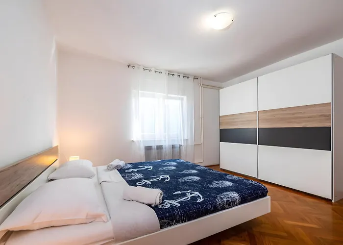 Spacious Joy With Pool And Playground, Suhovare