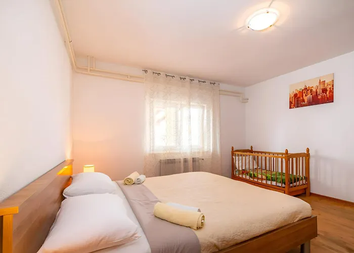 Spacious Joy With Pool And Playground, Suhovare Semesterbostad