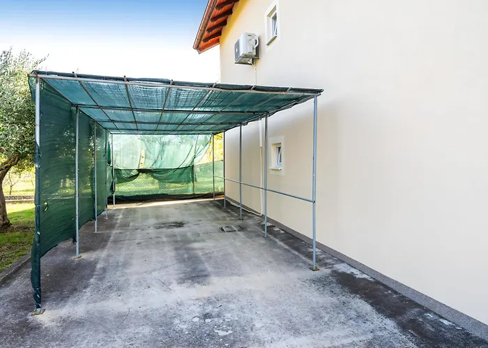 Semesterbostad Spacious Joy With Pool And Playground, Suhovare Policnik