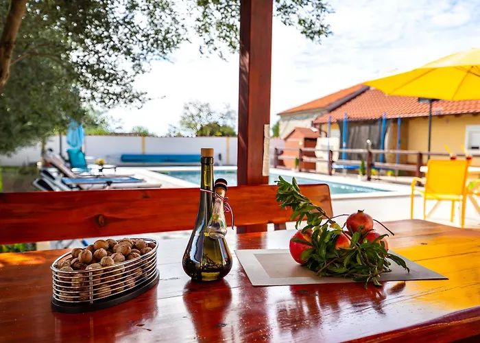 Spacious Joy With Pool And Playground, Suhovare *