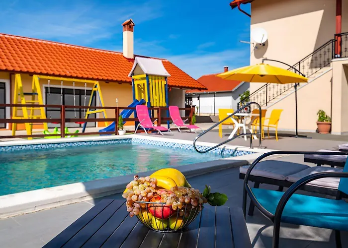 Spacious Joy With Pool And Playground, Suhovare * Policnik
