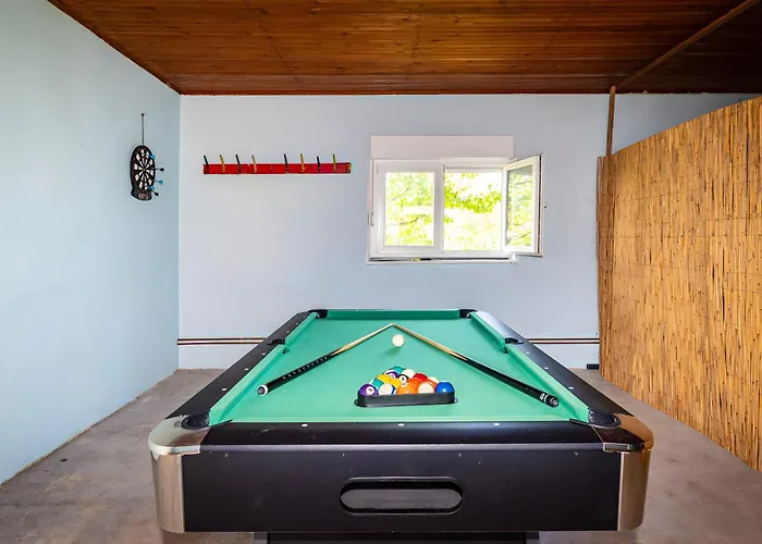 Spacious Joy With Pool And Playground, Suhovare