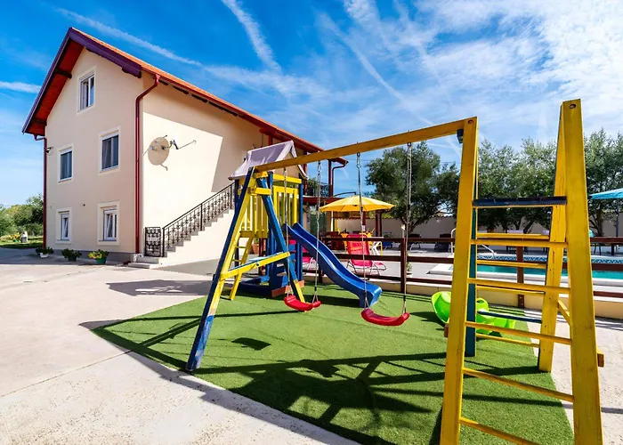 Spacious Joy With Pool And Playground, Suhovare Semesterbostad