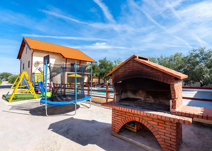 Semesterbostad Spacious Joy With Pool And Playground, Suhovare *