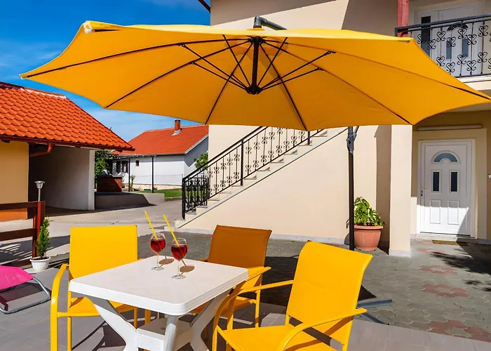 Semesterbostad Spacious Joy With Pool And Playground, Suhovare Policnik