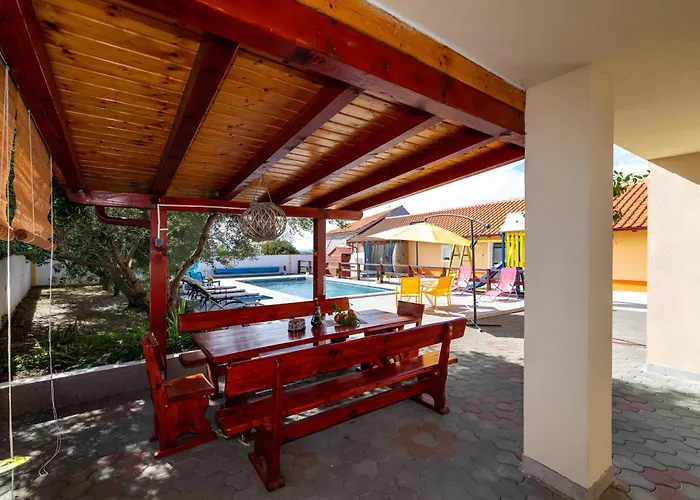 Spacious Joy With Pool And Playground, Suhovare Policnik