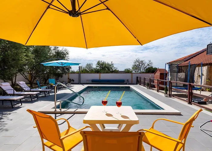 Spacious Joy With Pool And Playground, Suhovare Semesterbostad