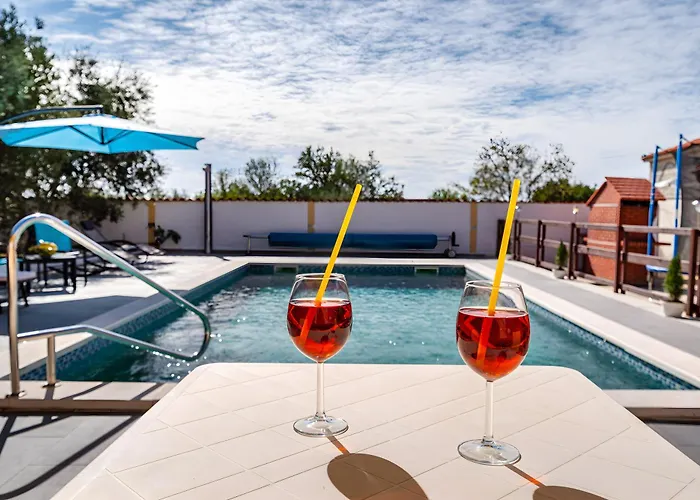 Semesterbostad Spacious Joy With Pool And Playground, Suhovare