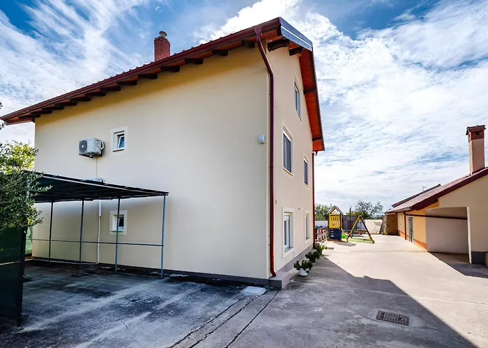 Spacious Joy With Pool And Playground, Suhovare Semesterbostad *