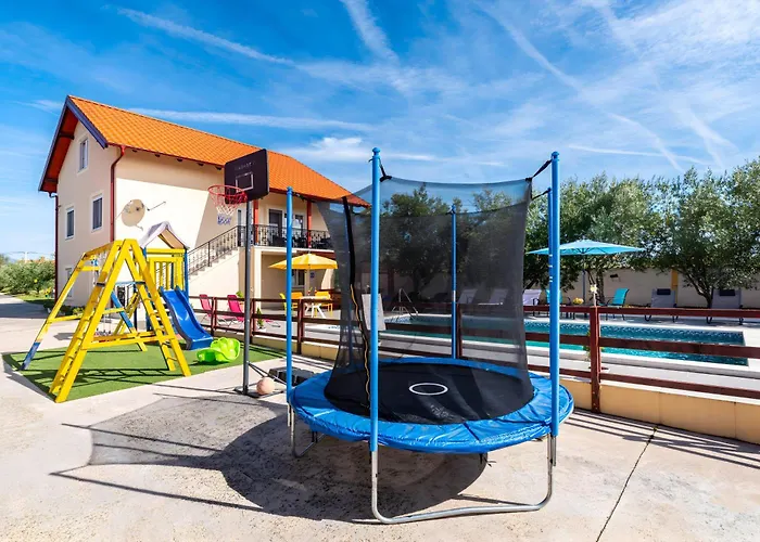 Semesterbostad Spacious Joy With Pool And Playground, Suhovare Policnik