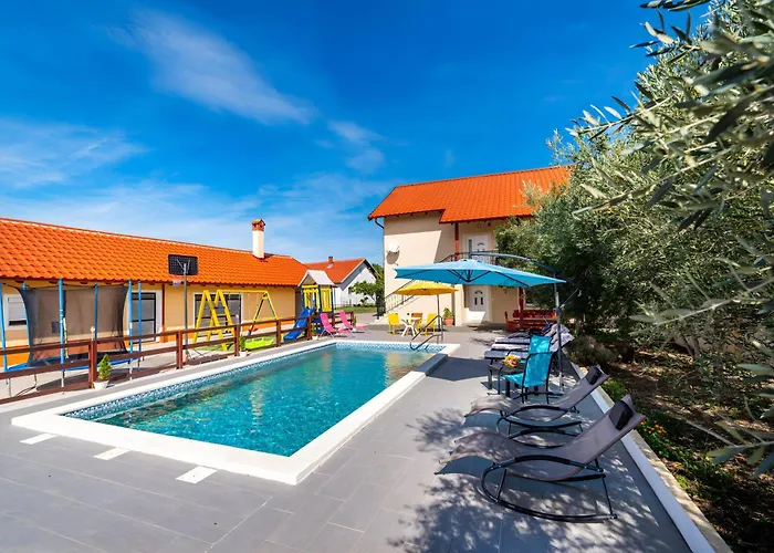 Spacious Joy With Pool And Playground, Suhovare * Policnik