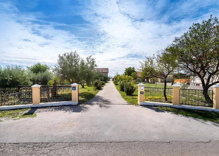 Semesterbostad Spacious Joy With Pool And Playground, Suhovare Policnik