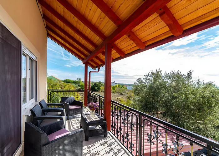 Spacious Joy With Pool And Playground, Suhovare Semesterbostad *