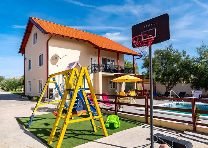 Spacious Joy With Pool And Playground, Suhovare