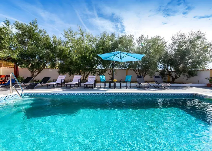 Semesterbostad Spacious Joy With Pool And Playground, Suhovare Policnik