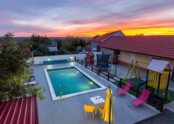 Spacious Joy With Pool And Playground, Suhovare