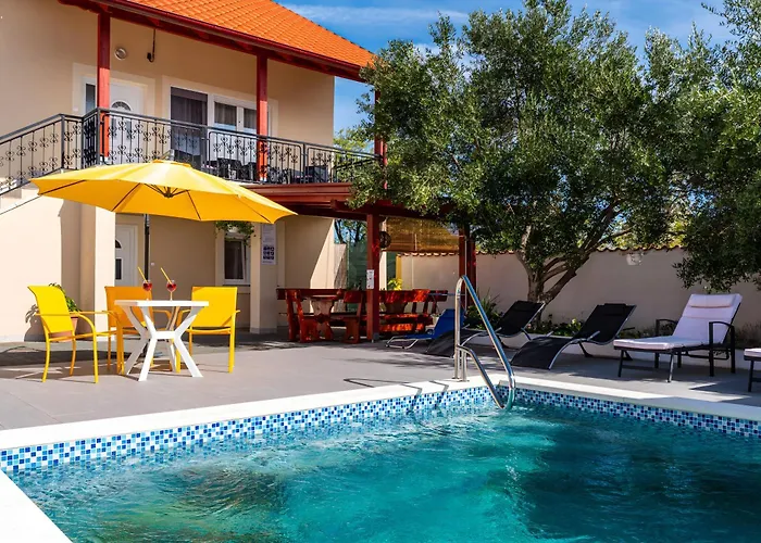 Spacious Joy With Pool And Playground, Suhovare Semesterbostad Policnik